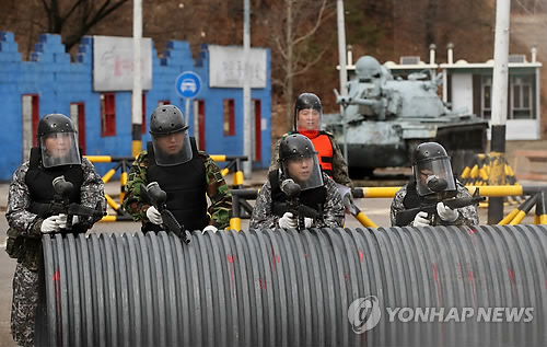 In this file photo, taken on March 5, 2018, members of reserve forces engage in a street fighting drill at an Army unit in Seoul's Songpa Ward after they were mobilized to participate in the year's first mandatory exercise. (Yonhap)