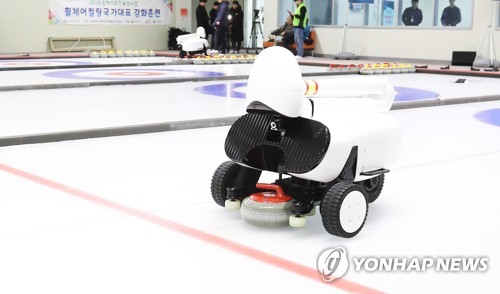 투구하는 컬링 로봇 '컬리'