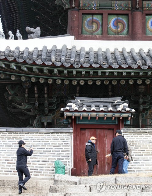 화재현장 살피는 119대원들