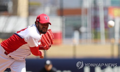 힘차게 공던지는 헥터