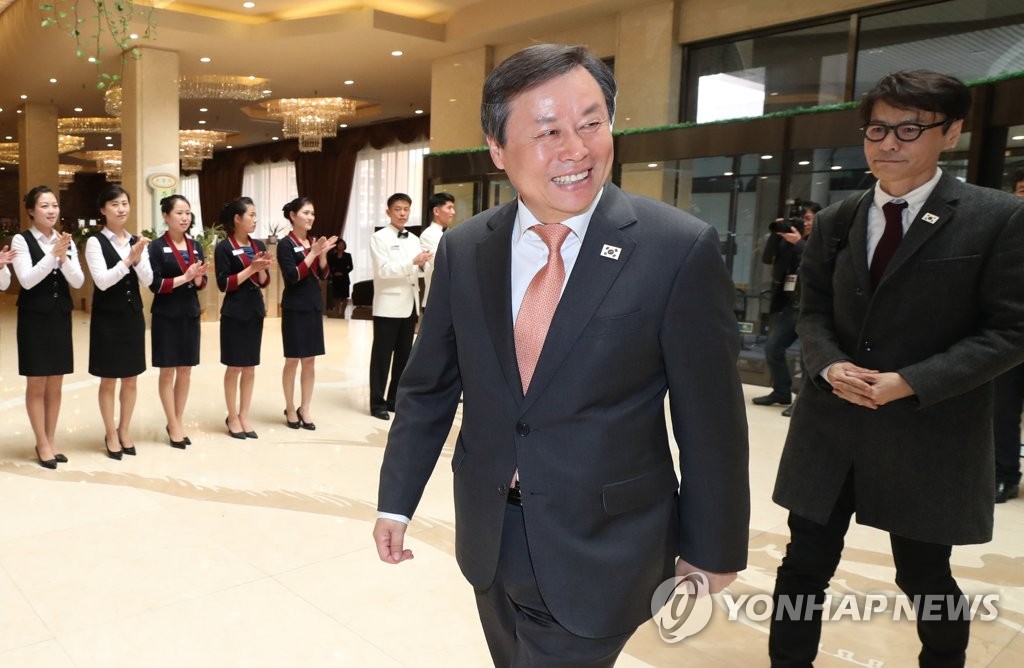 평양 도착, 환하게 웃는 도종환 장관