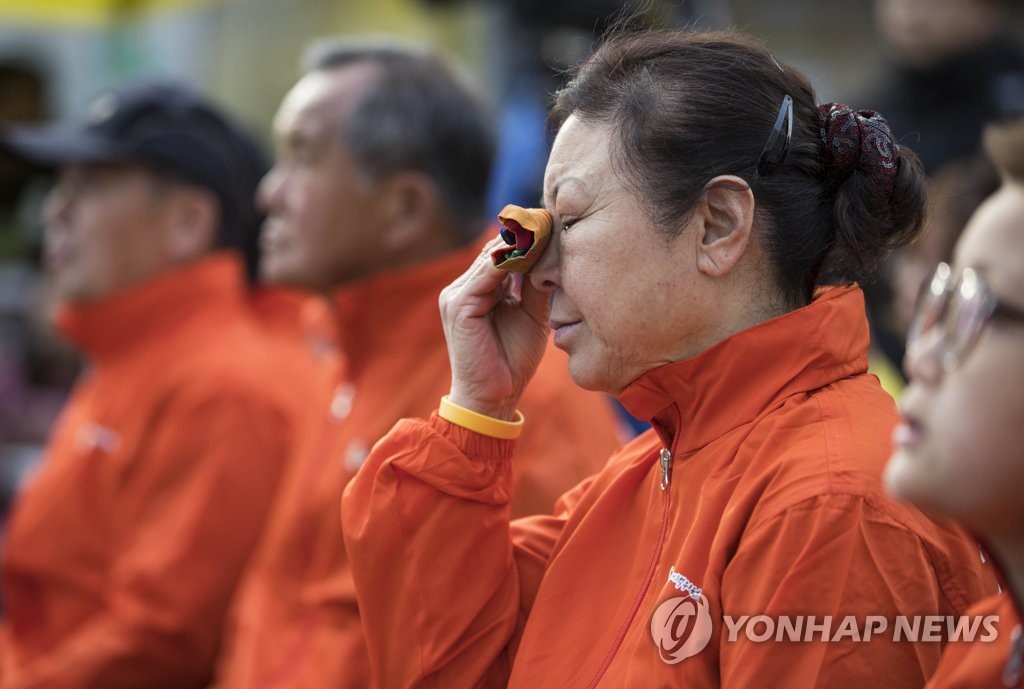 지난해 3월 31일 서울 광화문광장에서 눈물을 흘리고 있는 실종자 가족