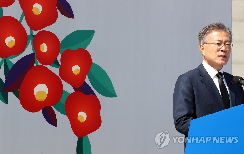 '흐드러진 붉은 동백꽃' 앞에 선 문 대통령