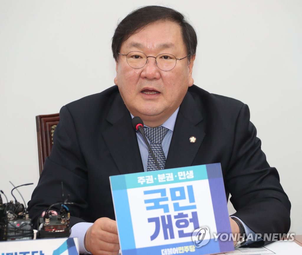 (서울=연합뉴스) 백승렬 기자 = 더불어민주당 김태년 정책위의장이 10일 국회에서 열린 원내대책회의에서 발언하고 있다. srbaek@yna.co.kr