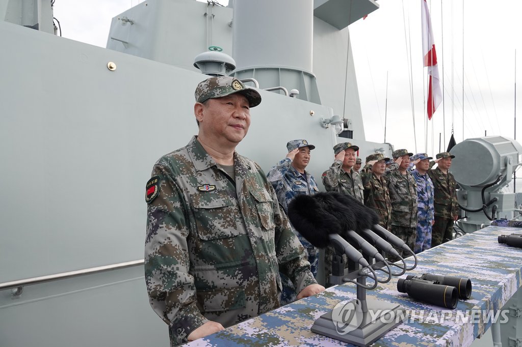 해상열병식 사열하는 시진핑…"강대한 해군 건설 긴박"