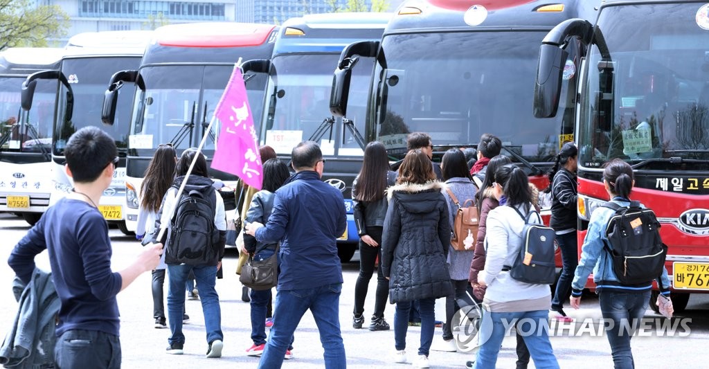 중국 관광객들이 가이드의 안내에 따라 버스로 이동하고 있는 모습 [연합뉴스 자료사진]
