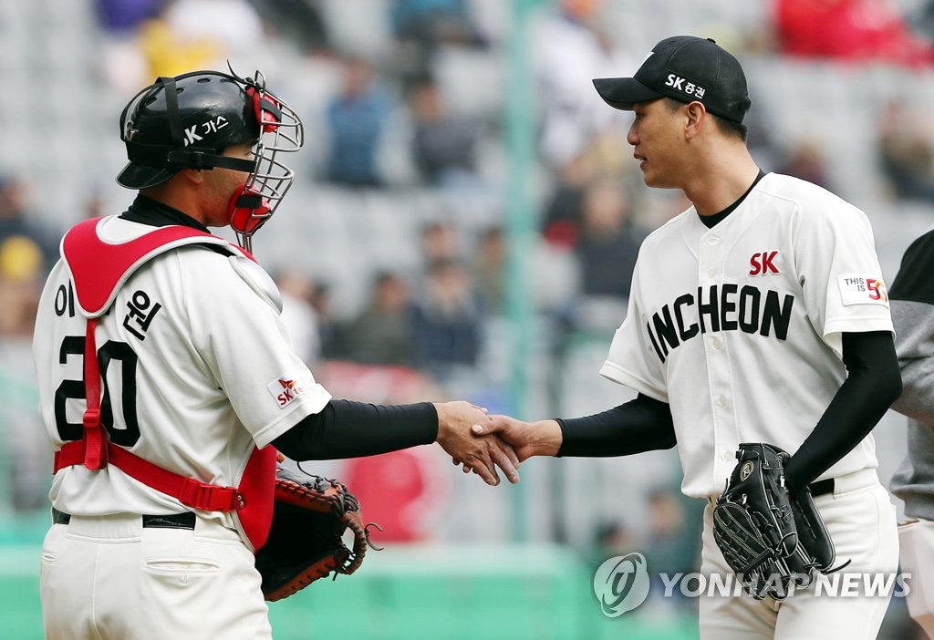 마운드 내려오는 김광현