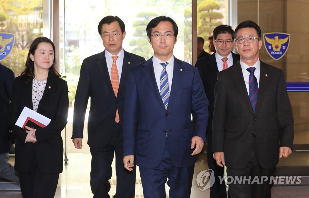 한국당, 서울지방경찰청 항의 방문