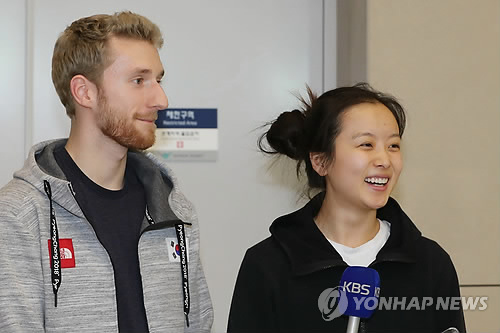 인터뷰하는 민유라와 겜린