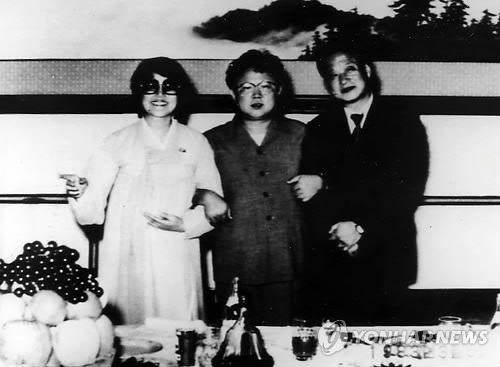 김정일과 사진찍는 최은희·신상옥 부부
