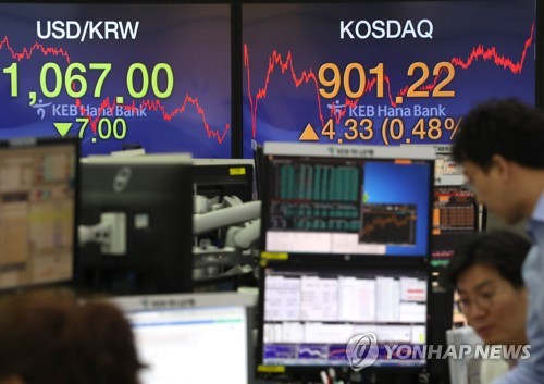 (서울=연합뉴스) 정하종 기자 = 원/달러 환율이 달러당 1,067.0원에 거래를 마친 17일 오후 서울 중구 을지로 KEB하나은행 본점 딜링룸에서 딜러들이 업무를 보고 있다. chc@yna.co.kr