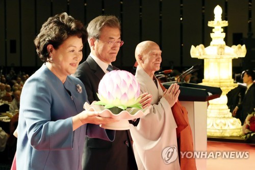 '한반도 안정과 평화를 기원하며' 헌정하는 문 대통령 내외