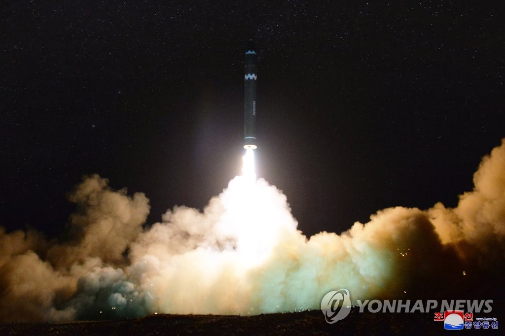 사진은 지난해 11월 북한의 대륙간 탄도미사일(ICBM) '화성-15' 시험발사 모습 [조선중앙통신 제공=연합뉴스 자료사진]