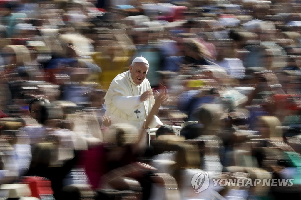 성베드로 광장에 모인 신자들에게 손 흔드는 교황