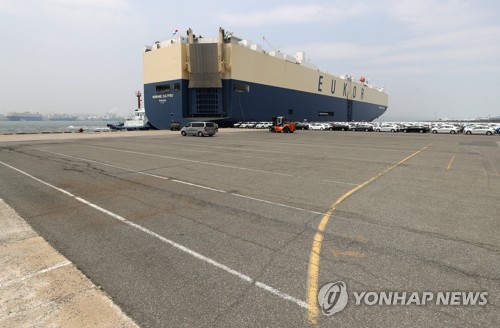 비어 있는 자동차 수출 선적부두