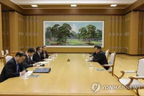 중국 왕이, 평양서 김정은과 회동