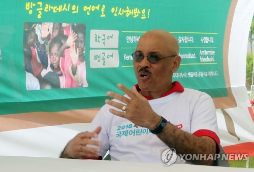 인터뷰하는 세이브더칠드런 방글라데시 사무소장