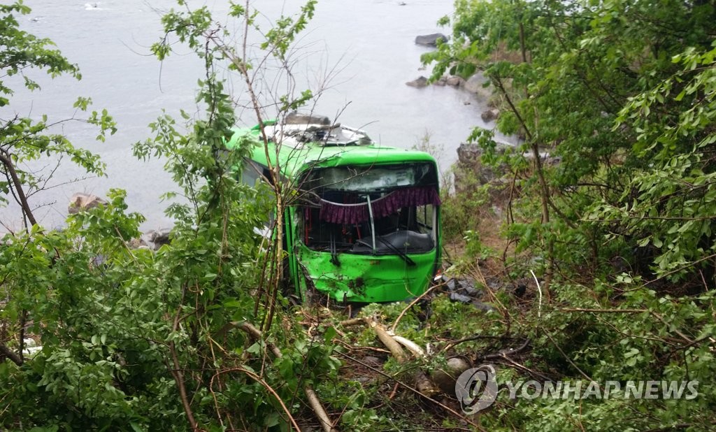 인제 시내버스 추락 사고 '아찔'