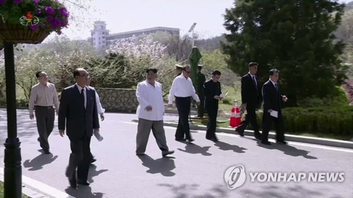 산책하는 김정은과 수행원들