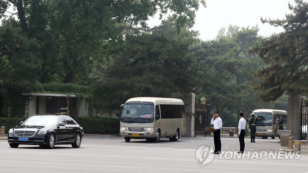 '중국 방문' 북한 방문단 차량 행렬