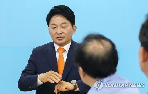 기자 질문에 답하는 원희룡 제주지사 후보