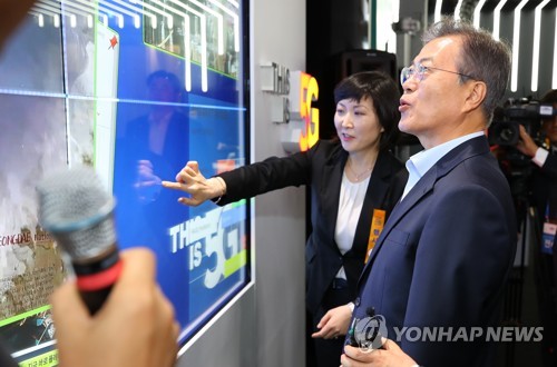 5G로 구현하는 스마트 월 바라보는 문 대통령