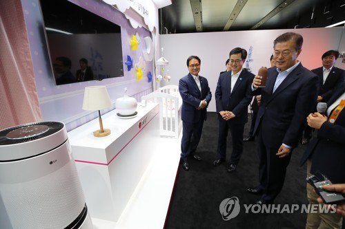 AI 음성인식 기술 체험하는 문 대통령