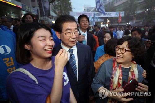 광주 시민과 인사하는 박원순