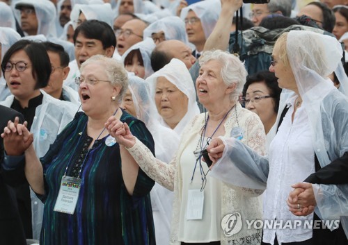 '님을 위한 행진곡' 제창하는 외국인 유족