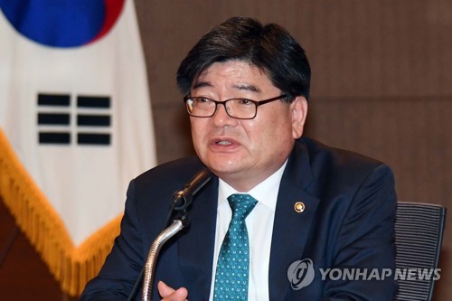 발언하는 김용진 기재부 차관