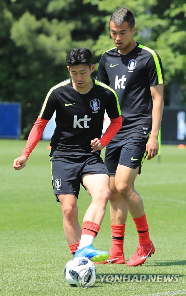 축구대표팀 공격의 핵인 손흥민(왼쪽)과 김신욱