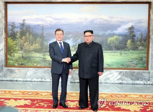 두 번째 정상회담에서 악수하는 남북 정상