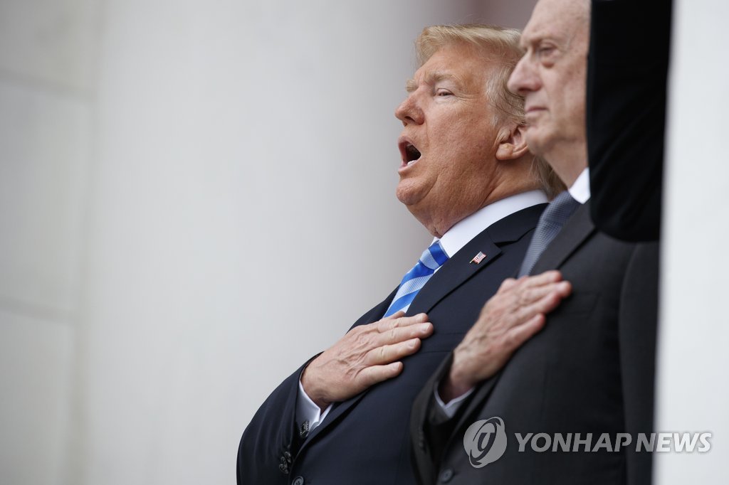 현충일 기념식에서 미국 국가 부르는 트럼프 대통령