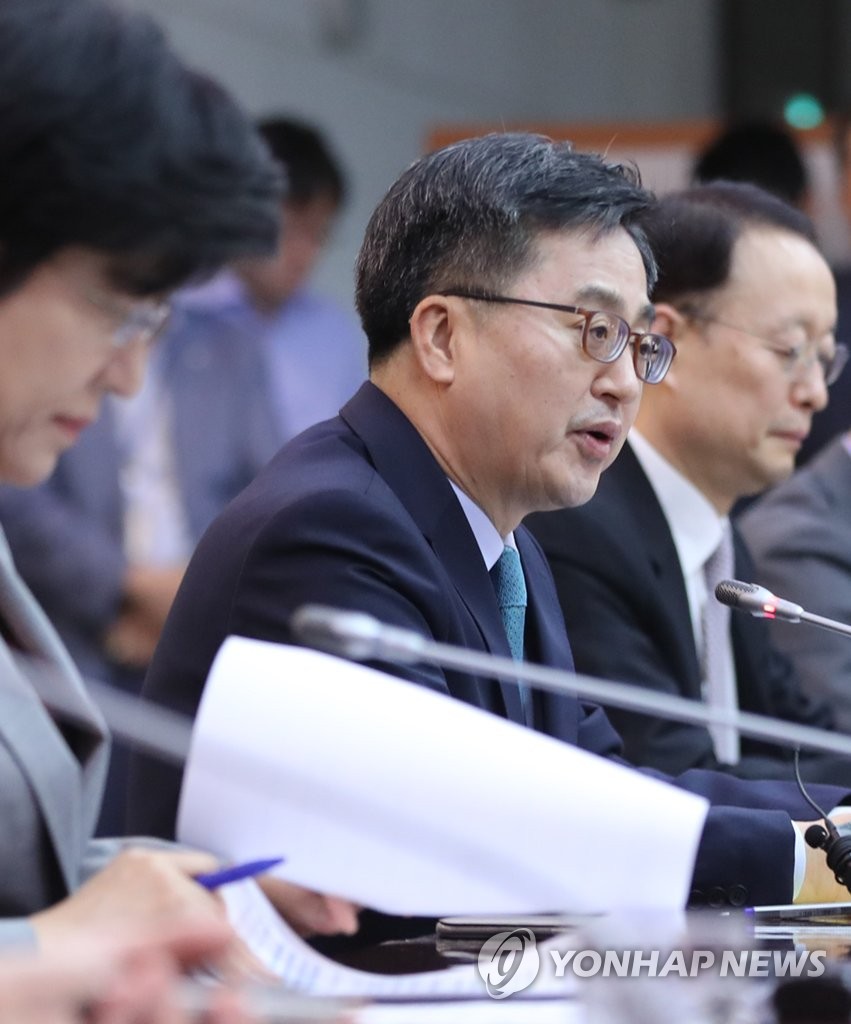 발언하는 경제부총리