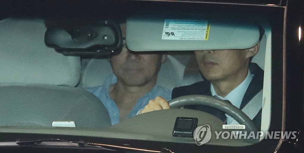 호텔 나서는 성김