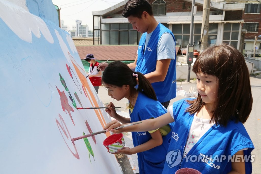 현대글로비스, 마포 아현동 골목에 '안전공감 벽화' 그려