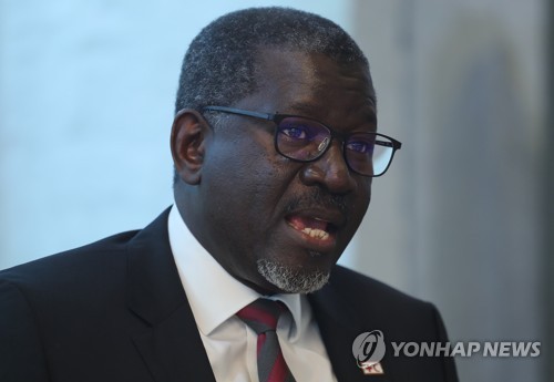 인터뷰하는 IFRC 사무총장