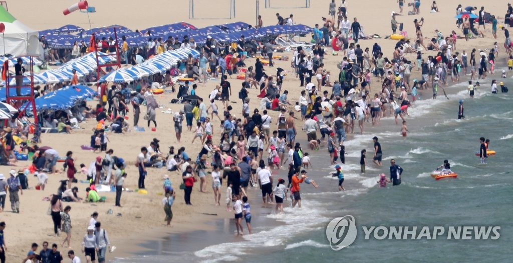 더위 피해 바다로 '해운대 북적'