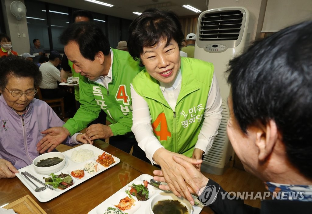 배식봉사하는 조배숙 대표