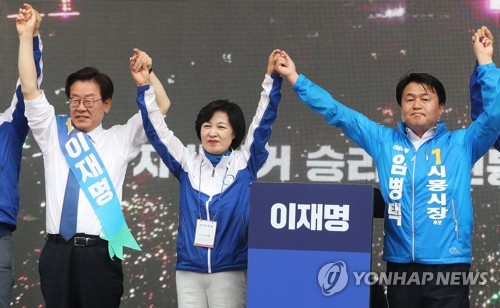 손 높이 든 이재명-추미애-임병택