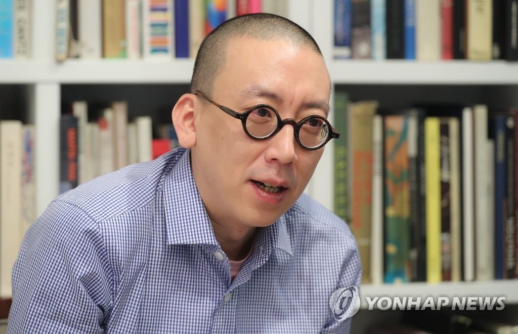 인터뷰하는 우국원 작가