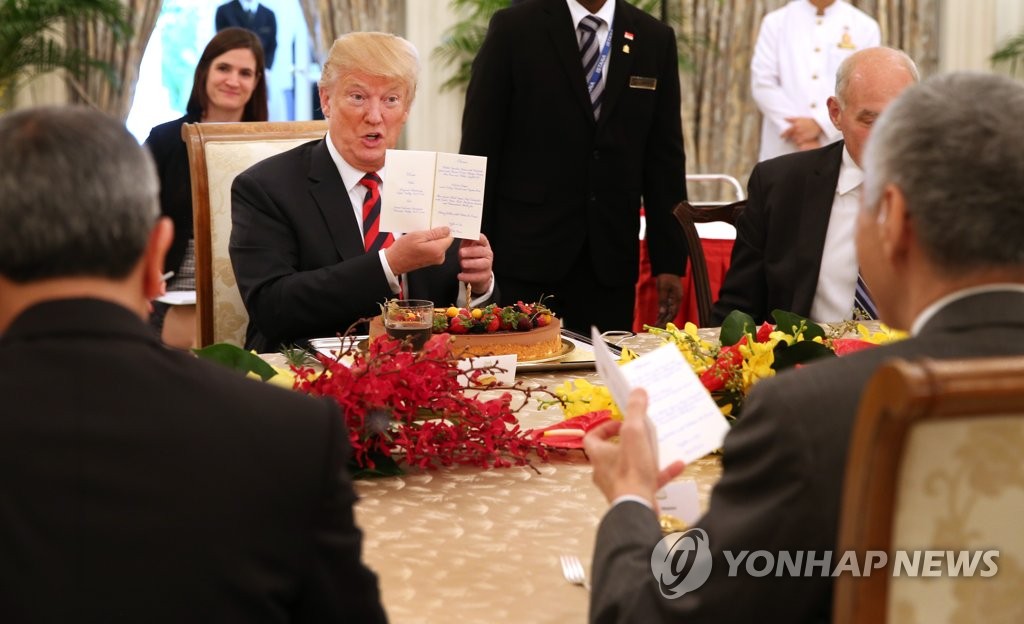 트럼프, 싱가포르서 깜짝 생일파티