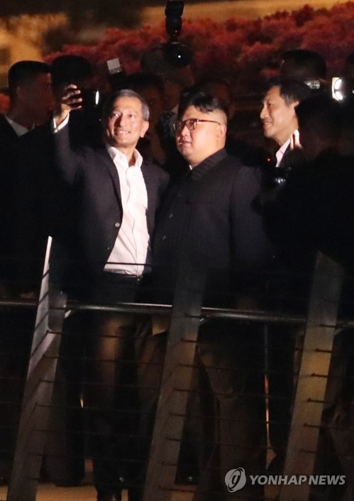 기념촬영하는 김정은 위원장