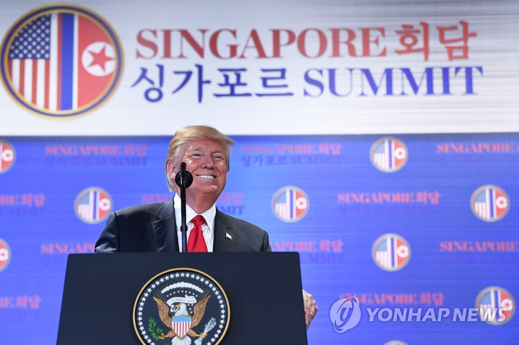 북미정상회담 기자회견서 미소짓는 트럼프