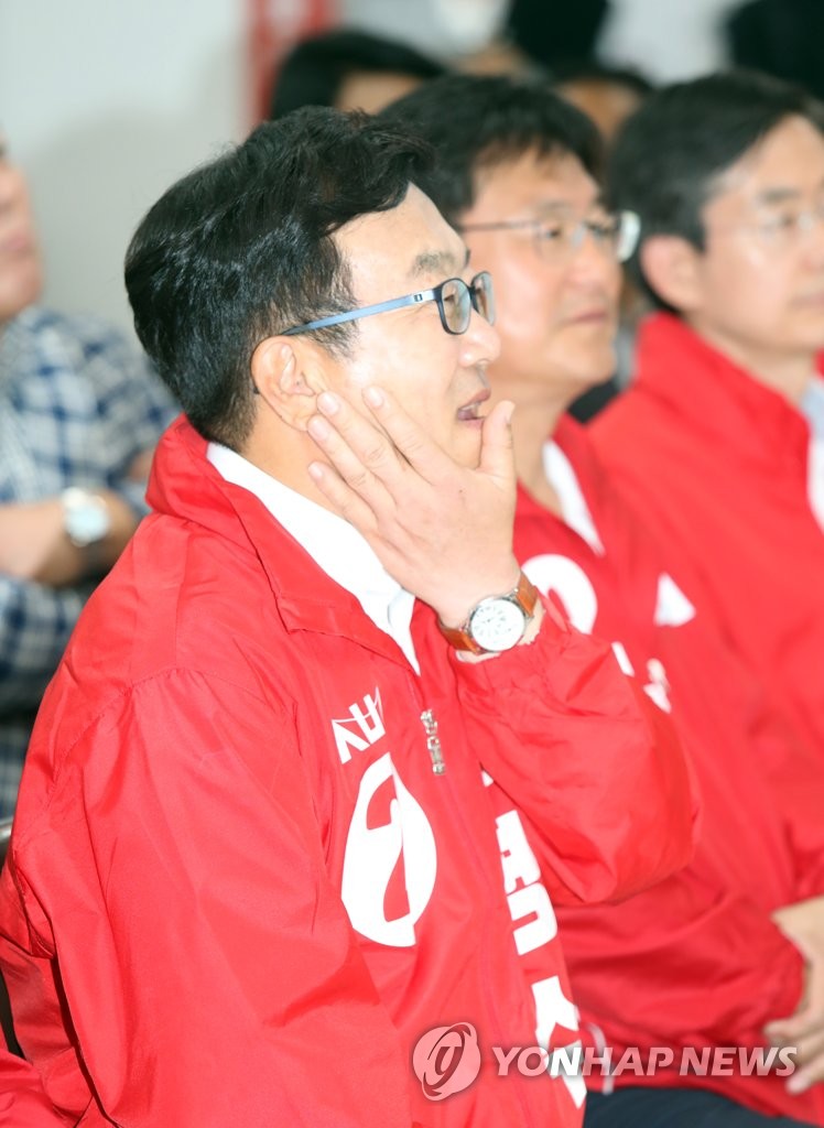 얼굴 만지는 서병수 후보