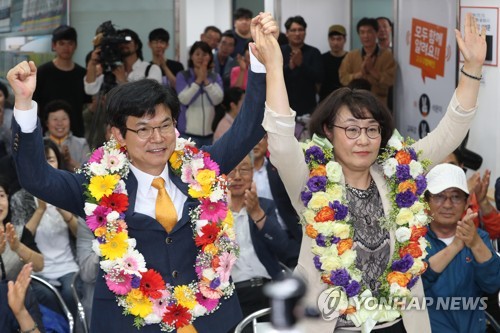 꽃목걸이 건 이석문 후보 부부