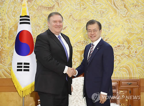 문 대통령, 폼페이오 미 국무장관과 악수