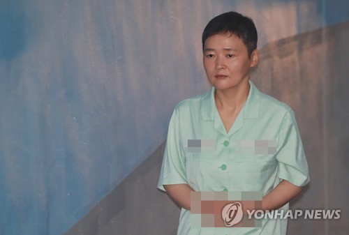 법정 향하는 이영주 전 민주노총 사무총장