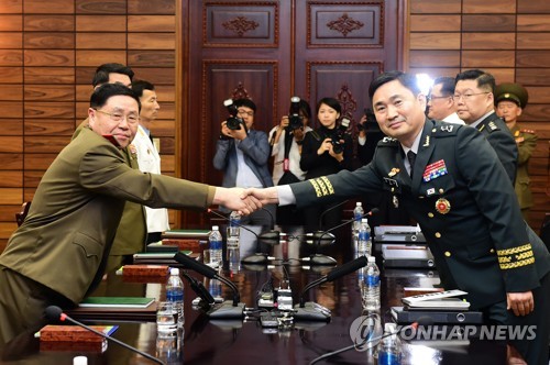 남북수석대표, 악수