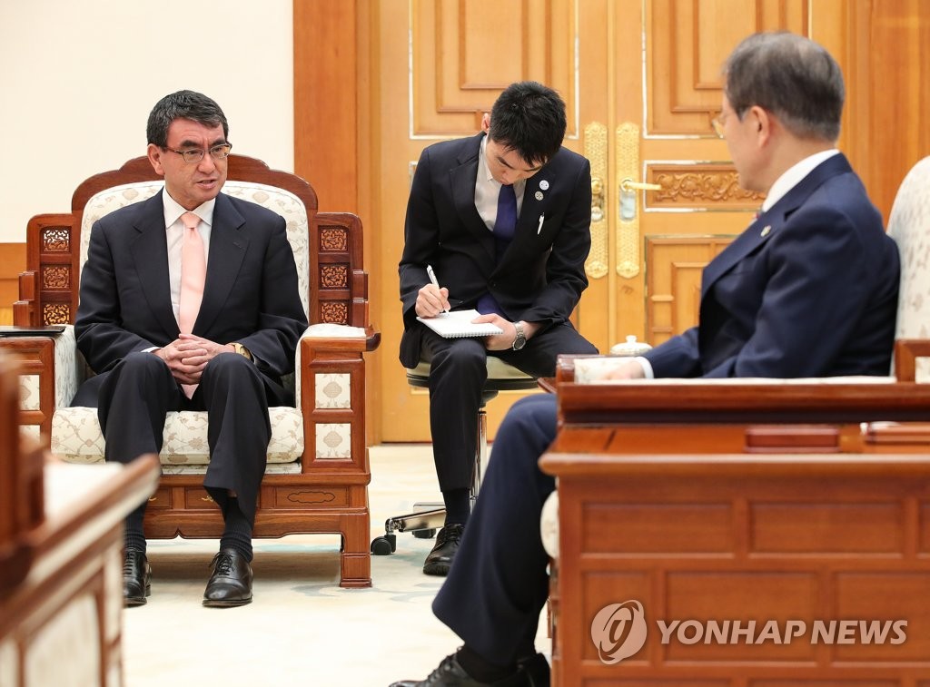 문 대통령에 인사말하는 고노 다로 일본 외상